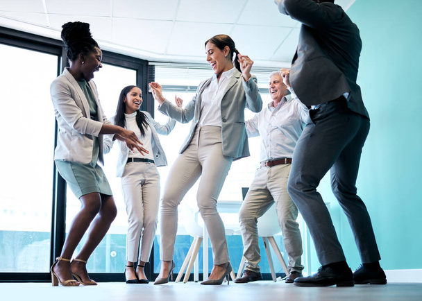 Biznesmeni, różnorodność i taniec dla budowania zespołu, uroczystości lub imprezy firmowej w biurze. Szczęśliwa grupa pracowników tańczy w zabawnej pracy zespołowej, współpracy lub wspólnej wygranej w miejscu pracy. - Zdjęcie, obraz