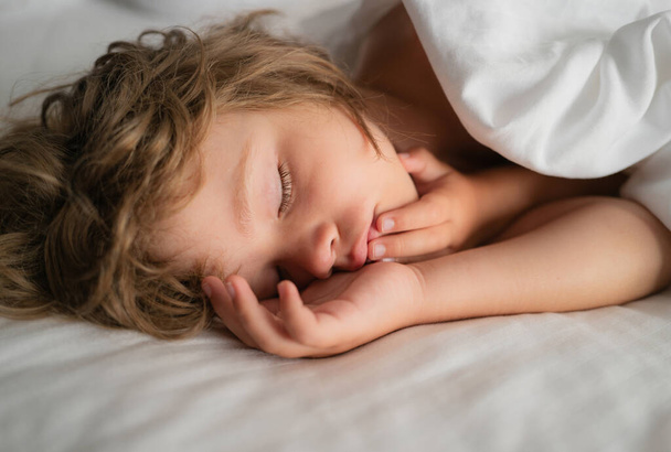 Little boy kids sleeping in bed. Kid sleep in bed - Valokuva, kuva