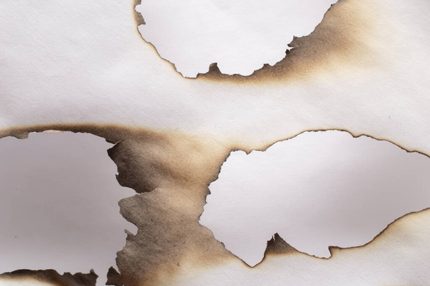 hořící papír, žhnoucí okraj papíru na bílém pozadí - Fotografie, Obrázek