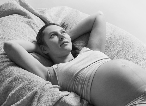 Těhotná žena ležící na posteli - Fotografie, Obrázek