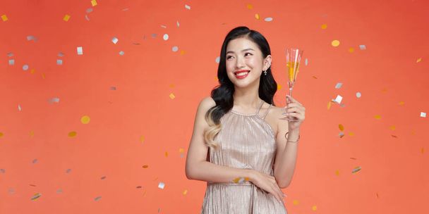 junge attraktive Frau im Abendkleid mit einem Glas Champagner, Party-Zeit - Foto, Bild