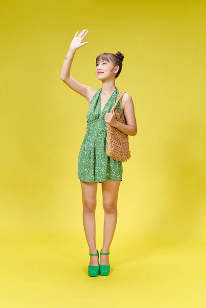 nő vásárlás pamut háló ökotáska sárga háttér - Fotó, kép