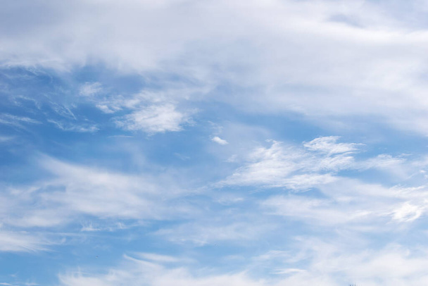 mielenkiintoisia valkoisia pilviä sinisellä taivaalla - Valokuva, kuva