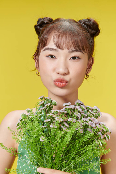 Młoda szczęśliwa kobieta korzystających kwiatów bukiet  - Zdjęcie, obraz