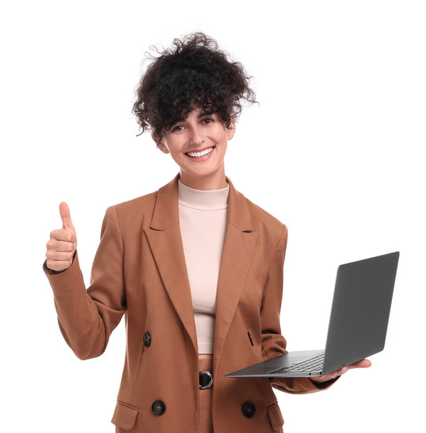Schöne glückliche Geschäftsfrau mit Laptop zeigt Daumen nach oben auf weißem Hintergrund - Foto, Bild