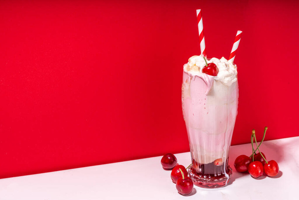 Milkshake de cereja-cola caseiro doce com chantilly, sorvete, cola fria, cerejas frescas e xarope - Foto, Imagem