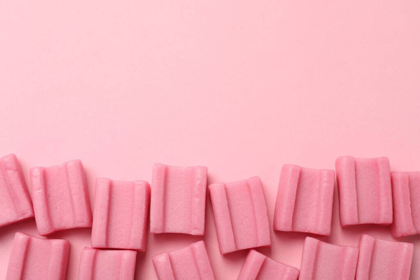 Tasty chewing gums on pink background, flat lay. Space for text - Foto, immagini