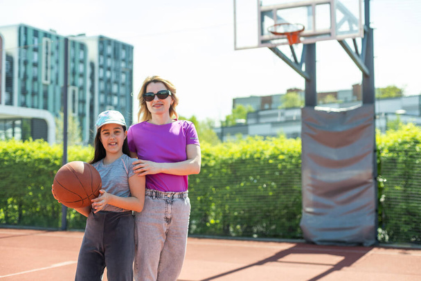 Anne ve kızı basketbol oynarken. - Fotoğraf, Görsel