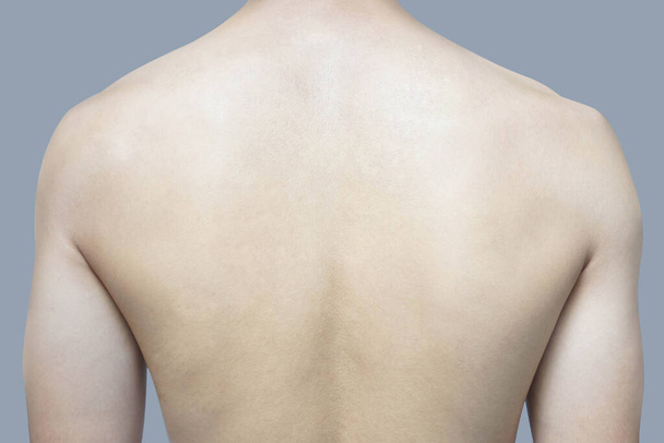 Espalda del hombre sobre fondo azul belleza cuidado de la piel saludable para los hombres concepto - Foto, imagen