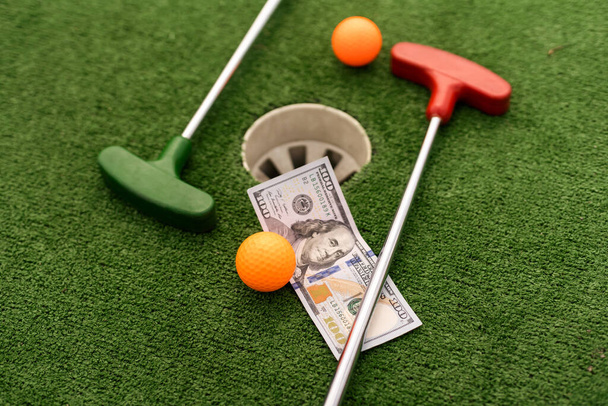 Concept: Golf must use the budget and cash prizes in the very competitive - Foto, imagen