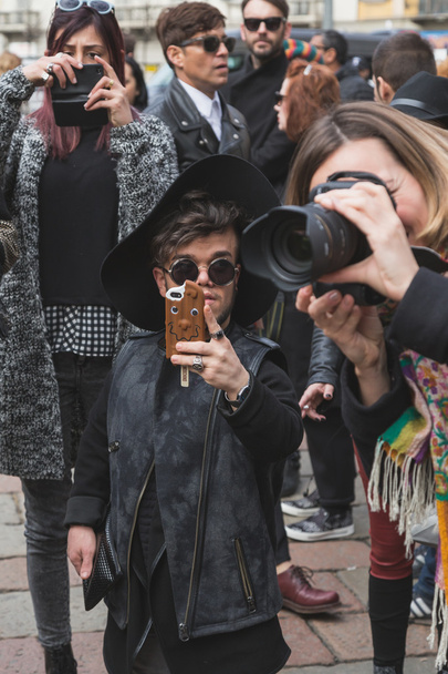 People outside Gucci fashion show building for Milan Women's Fas - 写真・画像