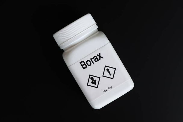 Borax in recipiënt, chemische analyse in laboratorium, chemische grondstoffen in de industrie - Foto, afbeelding