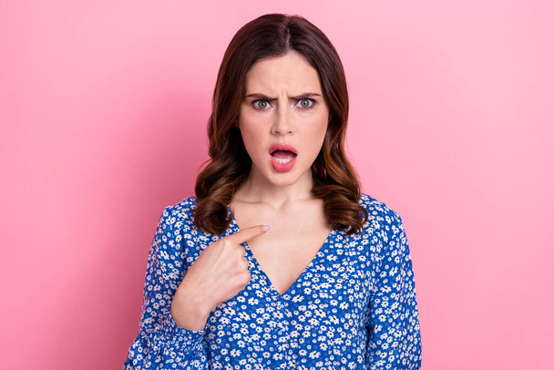 Zdjęcie wściekłej wściekłej wściekłej szalonej kobiety z falowaną fryzurą nosić niebieską sukienkę kierując na siebie fałszywe oskarżenie izolowane na różowym tle koloru. - Zdjęcie, obraz
