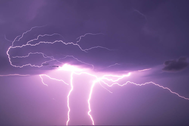 レイ。雷。電気嵐だ。雷と雷の多数の強い電気嵐。スペインのフィールド上の雷嵐。稲妻の写真. - 写真・画像