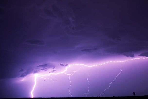 レイ。雷。電気嵐だ。雷と雷の多数の強い電気嵐。スペインのフィールド上の雷嵐。稲妻の写真. - 写真・画像