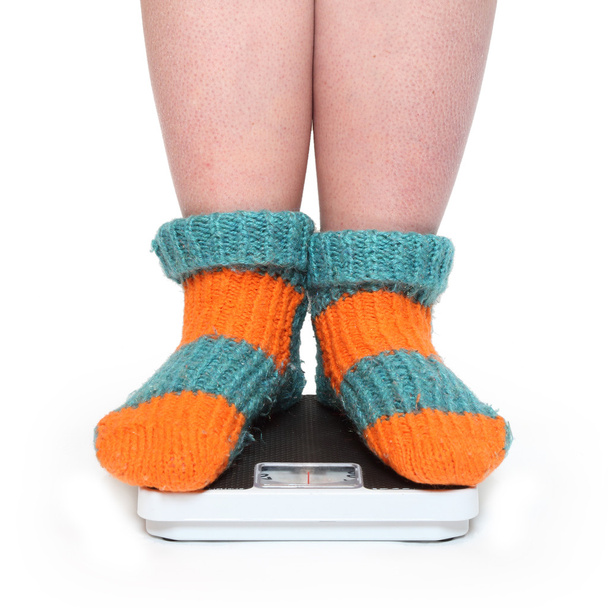 Mujer con sobrepeso en una máquina de pesaje de estilo retro
 - Foto, Imagen