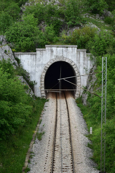 Ingang in de oude spoorwegtunnel in de bergen - Foto, afbeelding