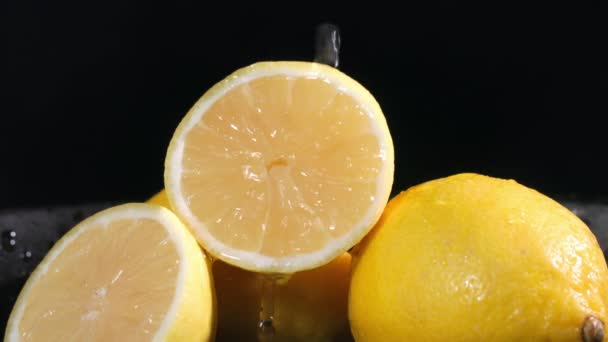 柑橘類、水が濃い背景に熟したジューシーなレモンのパルプに注ぐ、クローズアップ - 映像、動画