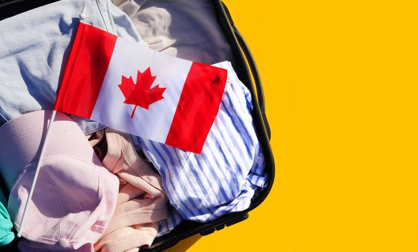 Viaje a Canadá banner. Maleta con bandera. Concepto de inmigración - Foto, Imagen
