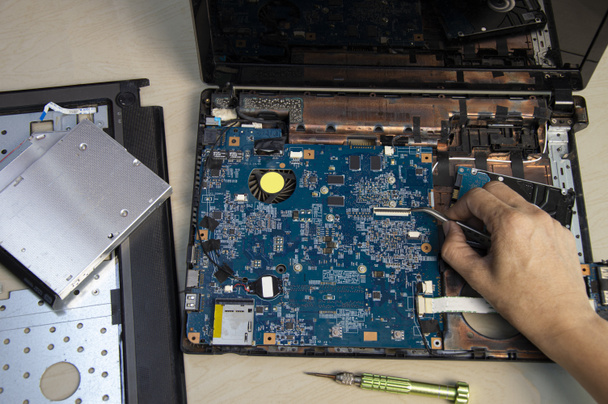 von oben, Mechaniker repariert Laptop-Computer - Foto, Bild