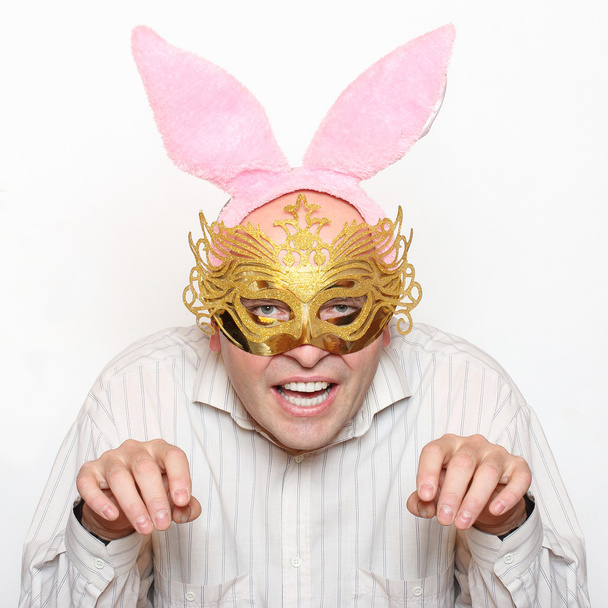 Hombre enamorado de la máscara de papel y orejas de conejo
. - Foto, imagen