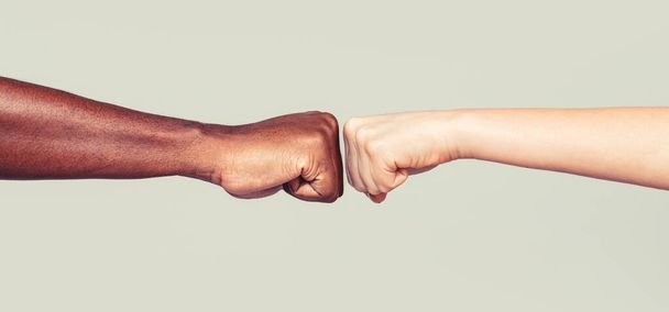 Розташування друзів - мультикультурних людей, які роблять кулаки один одному. Чорний африканець. Американська раса чоловіки і жінки вручають кулаки, багаторасове різноманіття, імміграційну концепцію. - Фото, зображення