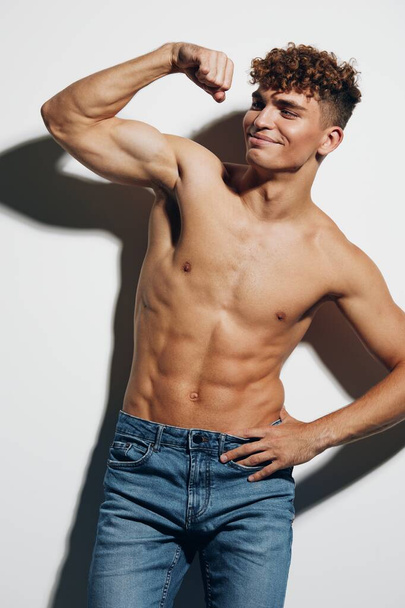 férfi félmeztelen egészség sportos bicep személy egészséges illik mosoly modell testépítő fiatal szürke férfi életmód stúdió test szépség - Fotó, kép