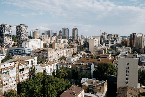 Zapierający dech w piersiach widok z powietrza na nowoczesny pejzaż miasta, przechwytywanie tętniącego życiem miasta Kijów - Zdjęcie, obraz