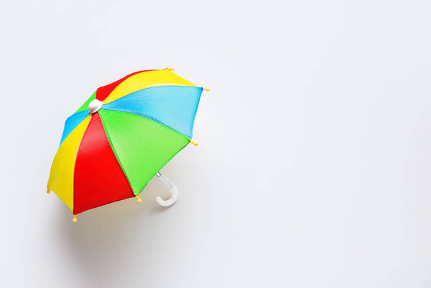 Mini barevný deštník na bílém pozadí - Fotografie, Obrázek
