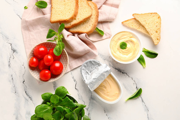 Cajas de queso procesado, tostadas y verduras sobre fondo grunge blanco - Foto, Imagen