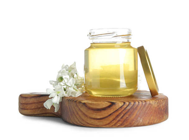 Tarro de miel con flores de acacia sobre fondo blanco - Foto, Imagen
