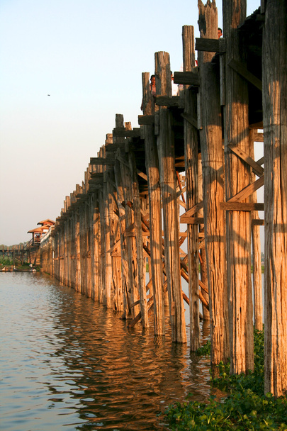 drewniany most u bein w amarapura miasta, mandalay, Mynamarze (Birmie). - Zdjęcie, obraz