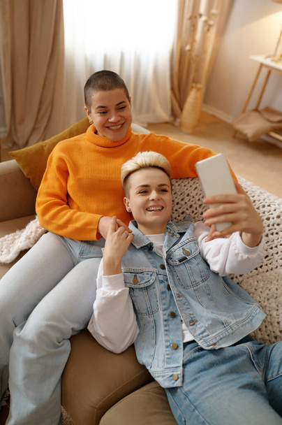 feliz sorrindo casal mulher lgbt segurando bate-papo de vídeo on-line com amigos usando no aplicativo do telefone móvel - Foto, Imagem