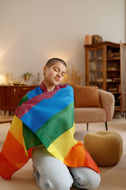 Mladá lgbt žena zabalená v duhové vlajce, pyšná na svou sexuální orientaci. Koncept samolibosti - Fotografie, Obrázek
