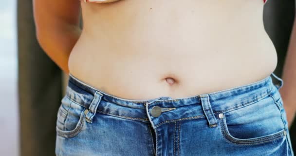 Uma mulher com excesso de peso medindo a cintura com fita métrica. Sobrepeso, conceito de dieta extrema. Imagens 4k de alta qualidade - Filmagem, Vídeo