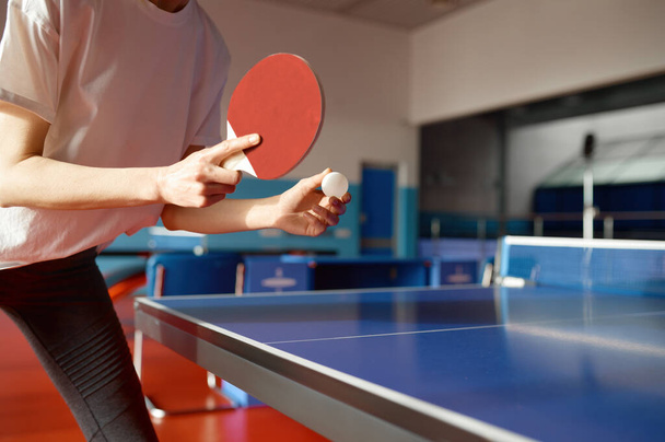 Close-up zicht op volwassen vrouw die tafeltennis speelt in de sportschool. Trainingsklas bij ping pong gaming club - Foto, afbeelding