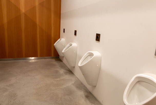 Öffentliche Herrentoilette eine Reihe von Urinalen. Hochwertiges Foto - Foto, Bild