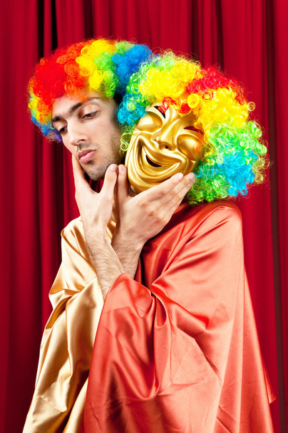 Actor con maks en un concepto de teatro divertido
 - Foto, imagen