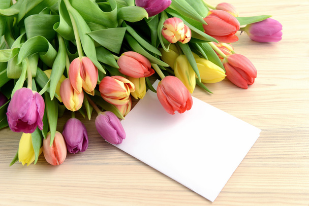 Tavaszi dekoráció, tulipán és a fehér Megjegyzés könyv másolás - Fotó, kép