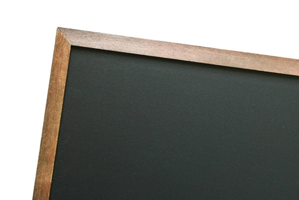 чистый чистый новый доска в деревянной рамке изолированы на белом фоне, доска для образования школы - Фото, изображение