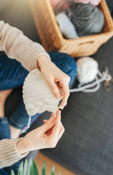 junge Frau strickt zu Hause einen warmen Schal - Foto, Bild