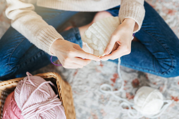Mladá žena pletení doma teplý šátek - Fotografie, Obrázek