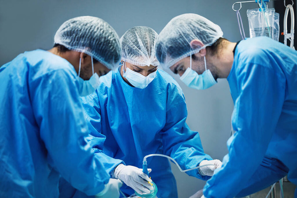 Team van artsen n chirurgie, gezondheid en chirurgische procedure beginnen met PPE en samenwerking in operatiekamer in het ziekenhuis. Medische, ziektekostenverzekering en veiligheidsuitrusting met chirurgen in de kliniek. - Foto, afbeelding