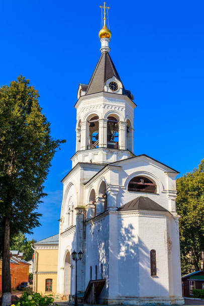 Kellotorni Theotokos Nativity luostari Vladimir, Venäjä - Valokuva, kuva