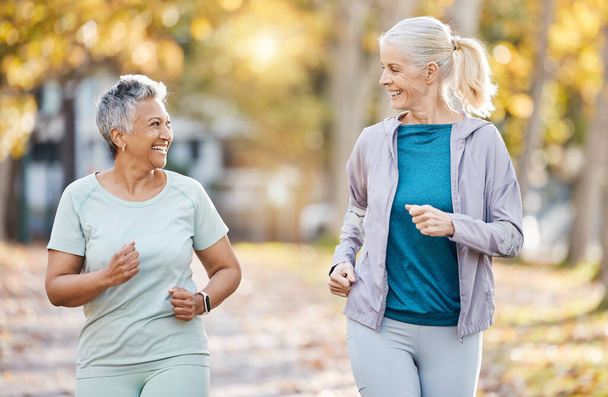 Saúde, amigos e correr com mulheres idosas no parque para fitness, treino e exercício. Bem-estar, aposentadoria e feliz com o treinamento de pessoas idosas na natureza para motivação, esportes e cardio. - Foto, Imagem