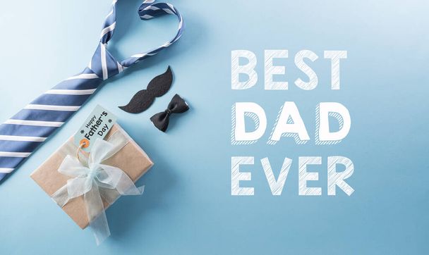 Happy Fathers Day concept de fond avec boîte cadeau, noeud papillon décoré, cravate et moustache sur fond pastel lumineux. - Photo, image