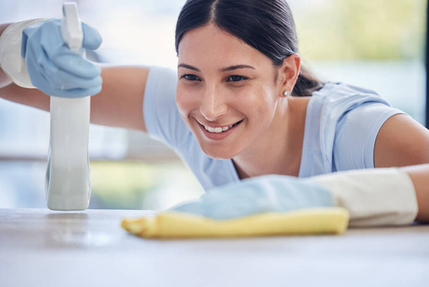 Mutlu kadın, temizlikçi ve evde temizlik masası, hijyen veya bakteri ve mikrop temizleme için deterjan. Kadın, temizlikçi ya da temizlikçi, mobilyaların tozunu, kirini ya da lekesini temizliyor.. - Fotoğraf, Görsel