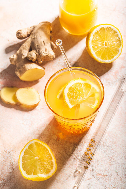 Ingwer und Zitrone erfrischende Limonade oder Cocktail, Immuntherapie-Drink - Foto, Bild