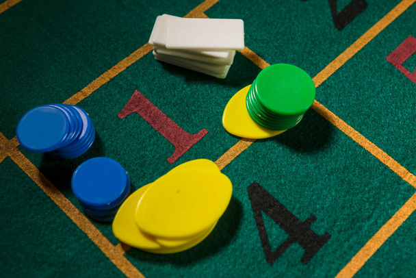 ruleta herní deska s barevnými čipy - Fotografie, Obrázek