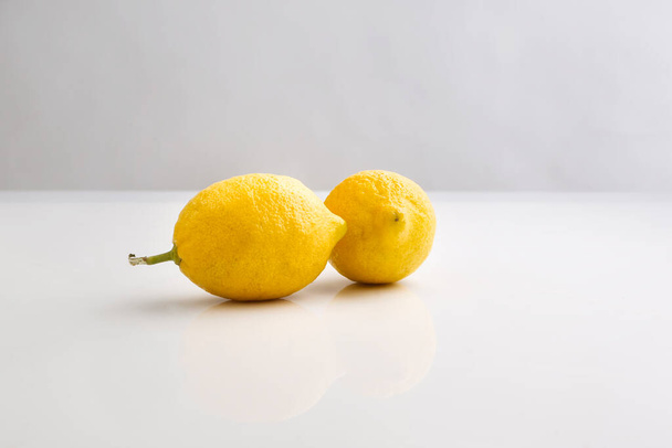 Limones aislados sobre fondo blanco - Foto, imagen